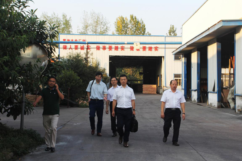 “南京林業(yè)大學(xué)產(chǎn)學(xué)研合作基地” “南京林業(yè)大學(xué)實(shí)踐教學(xué)基地” 落地安徽管仲木業(yè)(圖14) “南京林業(yè)大學(xué)產(chǎn)學(xué)研合作基地” “南京林業(yè)大學(xué)實(shí)踐教學(xué)基地” 落地安徽管仲木業(yè)(圖14)