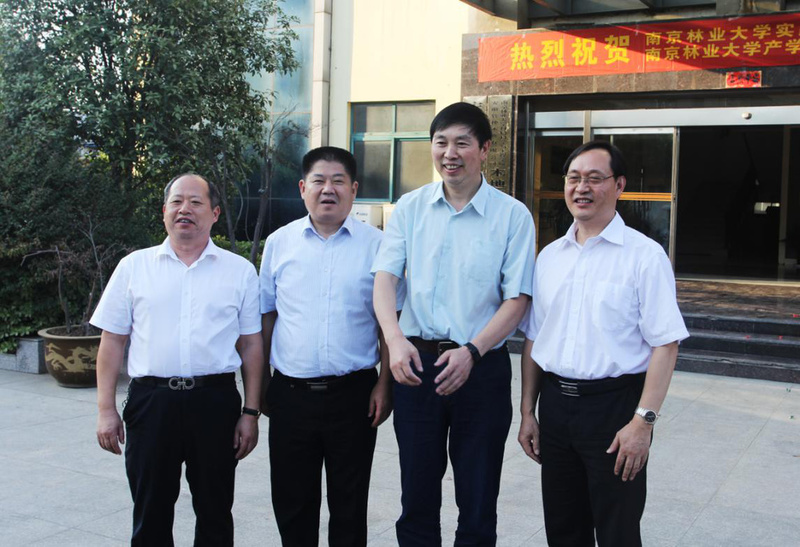 “南京林業(yè)大學(xué)產(chǎn)學(xué)研合作基地” “南京林業(yè)大學(xué)實(shí)踐教學(xué)基地” 落地安徽管仲木業(yè)(圖10) “南京林業(yè)大學(xué)產(chǎn)學(xué)研合作基地” “南京林業(yè)大學(xué)實(shí)踐教學(xué)基地” 落地安徽管仲木業(yè)(圖10)